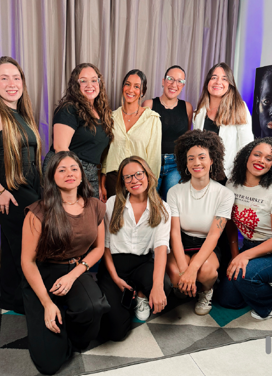 Juliana reunida com um grupo de mulheres