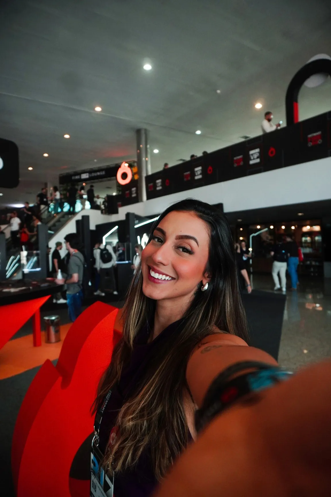 Juliana Santos sorrindo, usando uma blusa vermelha