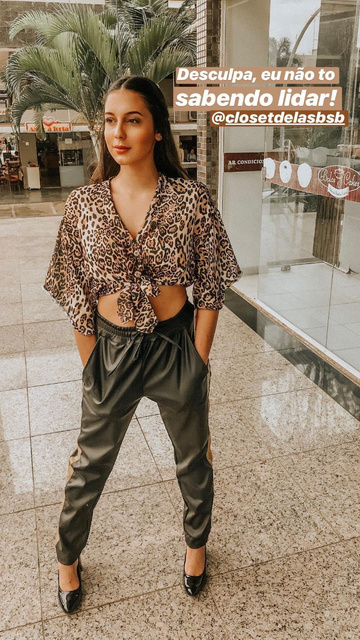 Juliana trabalhando com venda de roupas